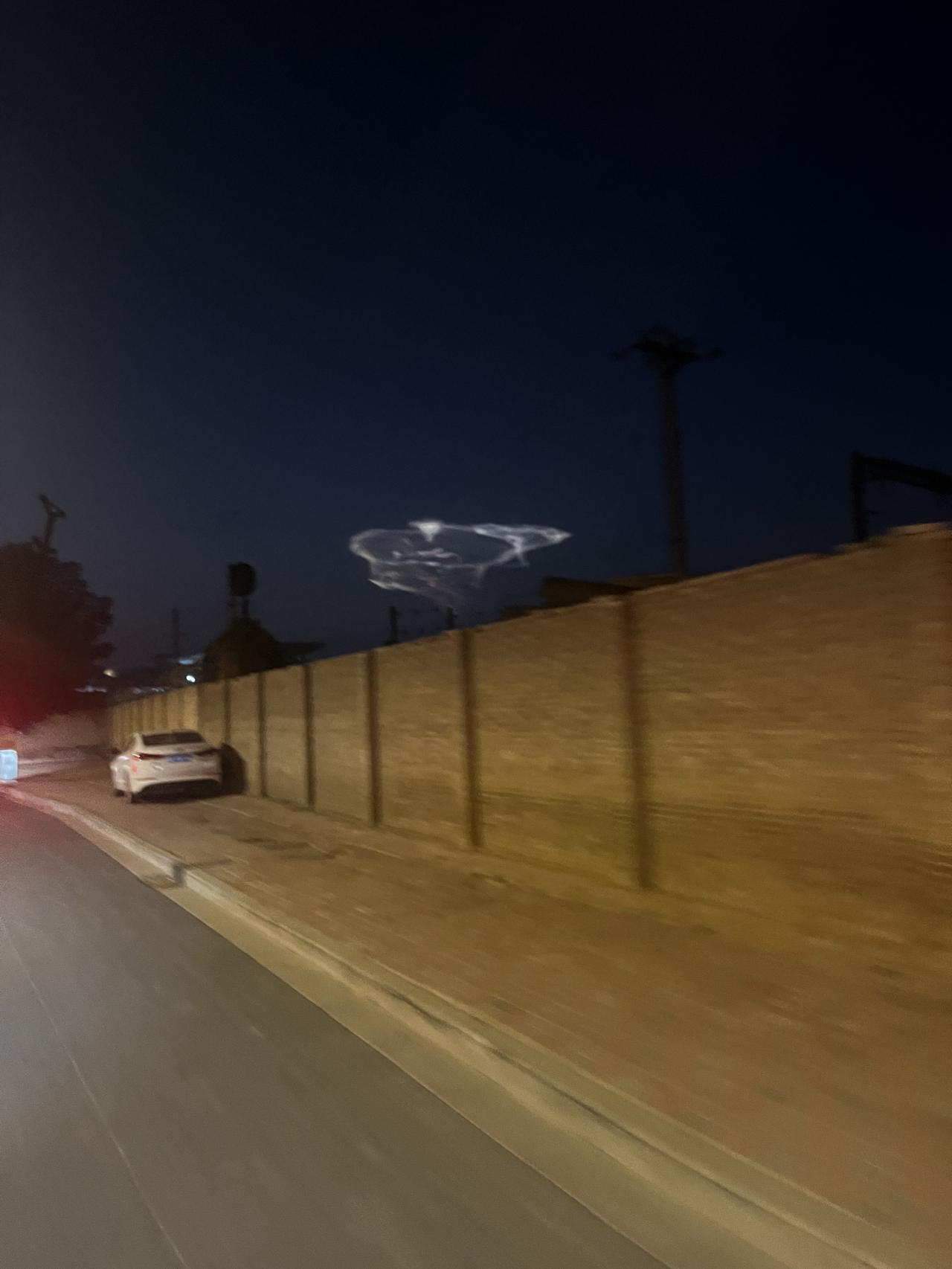 石家庄西北方天空有异象。

大家看看这是啥？还挺好看的。天空不明物 石家庄天际线