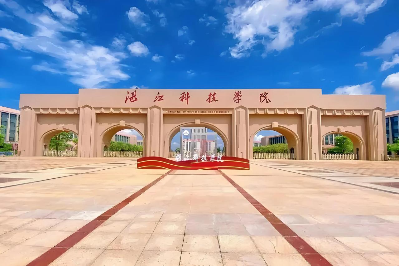 万万没想到高考人数第二的广东省本科批录取分数线也在一步一步刷新下限！
第一次征集