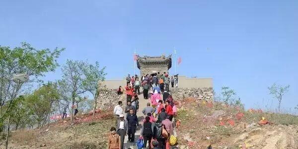 明天是农历三月初九，即墨区田横镇雄崖所玉皇庙逢庙会！雄崖所玉皇庙位于雄崖所古城西