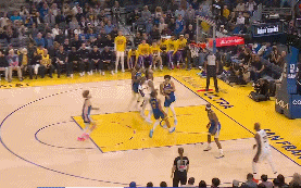 顿宝，别恶心我们了行吗，对手半快攻人家全队都落位了你还没到三分线，指挥后卫给你补