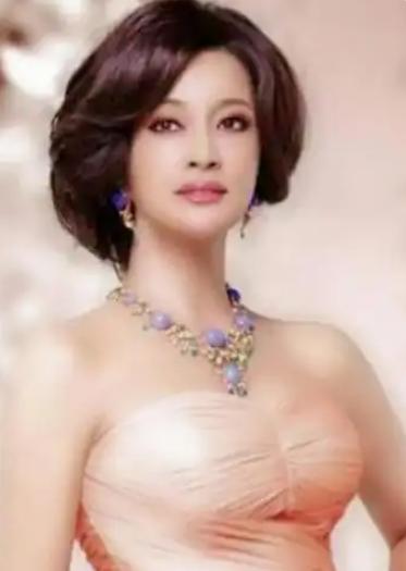 1982年，刘晓庆到南京演出，遇见了正在拍戏的迟志强，晚上几杯酒下肚后，刘晓庆让