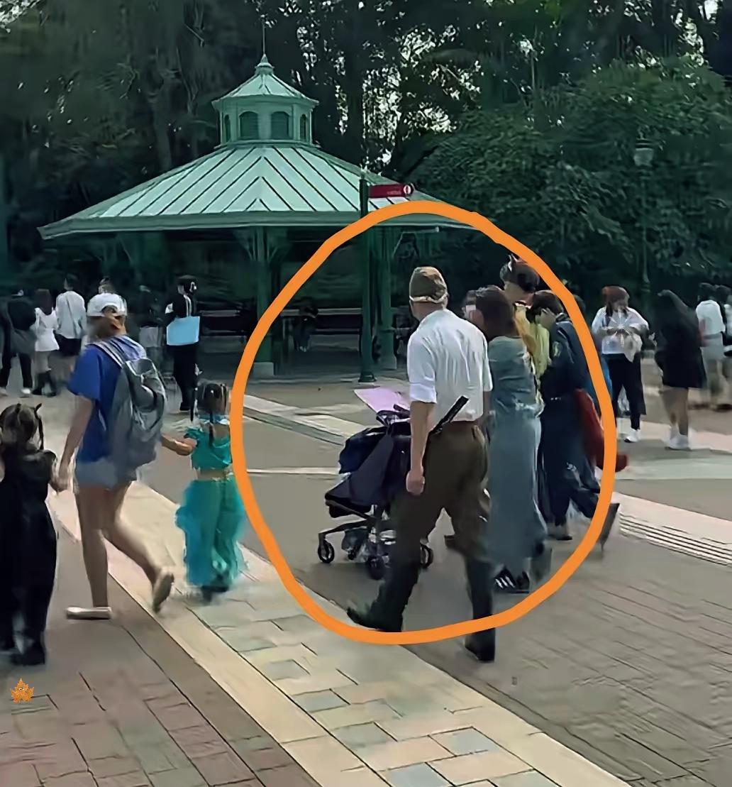 家人们，今天刷到个事儿，太气人了！浙江一男子带外国女友去香港迪士尼玩，居然瞧见个