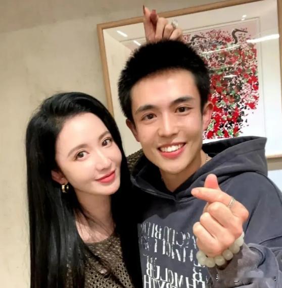 王星选择张萌简直太糊涂了，现在的张萌已经是自身难保了。
 
黄杨钿甜戴“230万