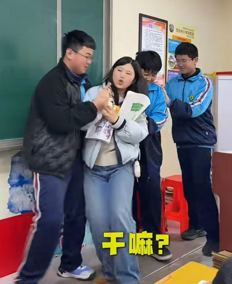 谁也没想到，我们学校今天上午因为家长举报老师，校长不给老师撑腰，还给家长陪情道歉