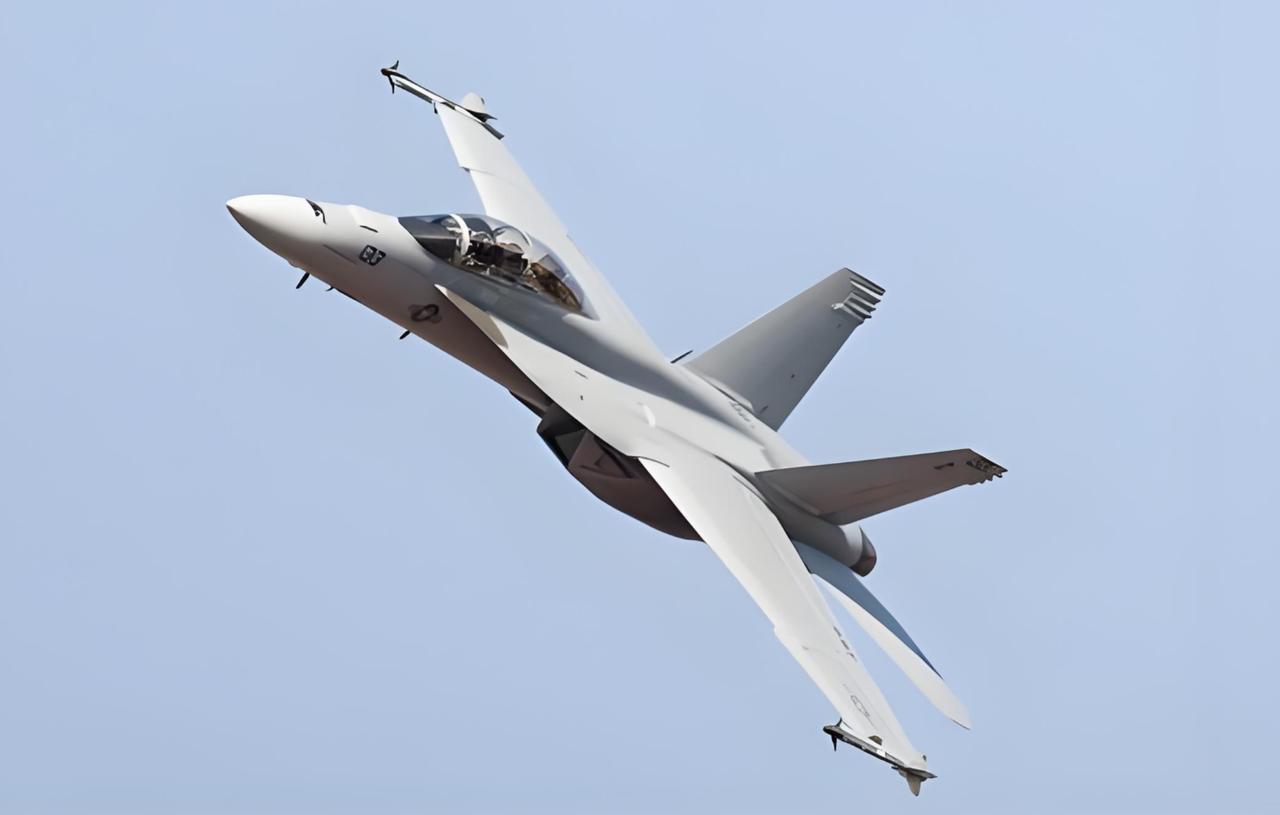 美伊各说各的，

战机击落的传闻

局势绷得快顶不住了

美军和伊朗又一次站在了