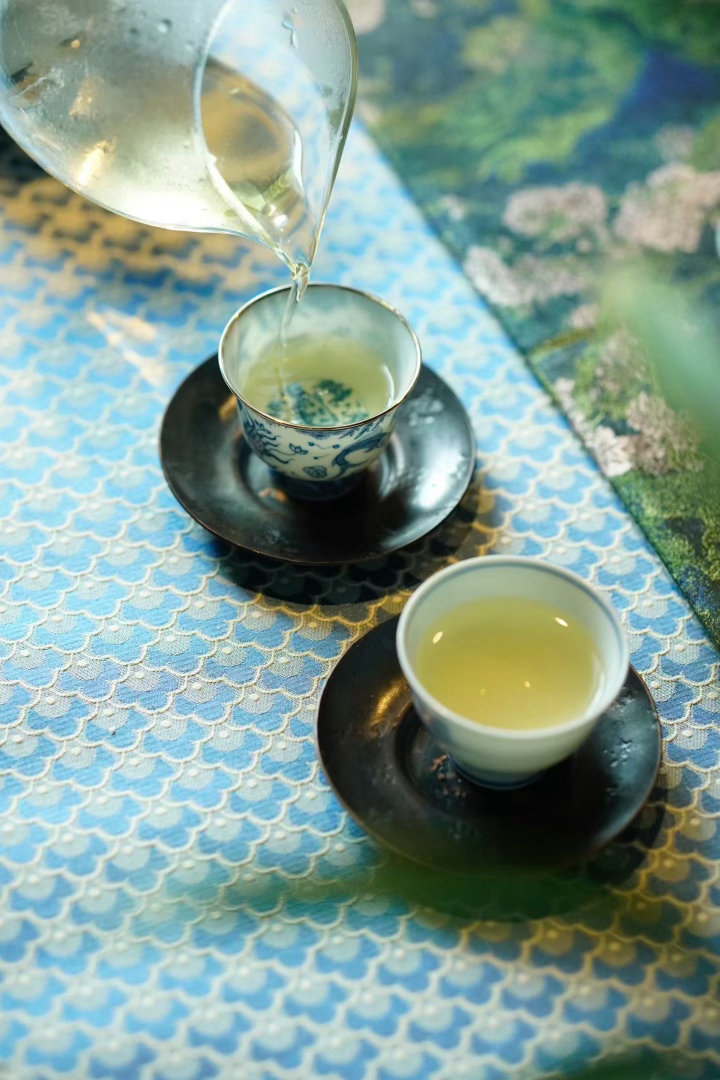 品茶赏器交友  茶从来不劝人放下什么，它只是安静地热着。等你渴了，等你累了，等你