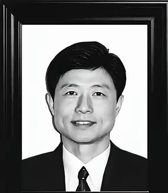 今天是艾跃进同志逝世10周年纪念日，艾跃进同志离开我们已经十周年了。我们深切的怀