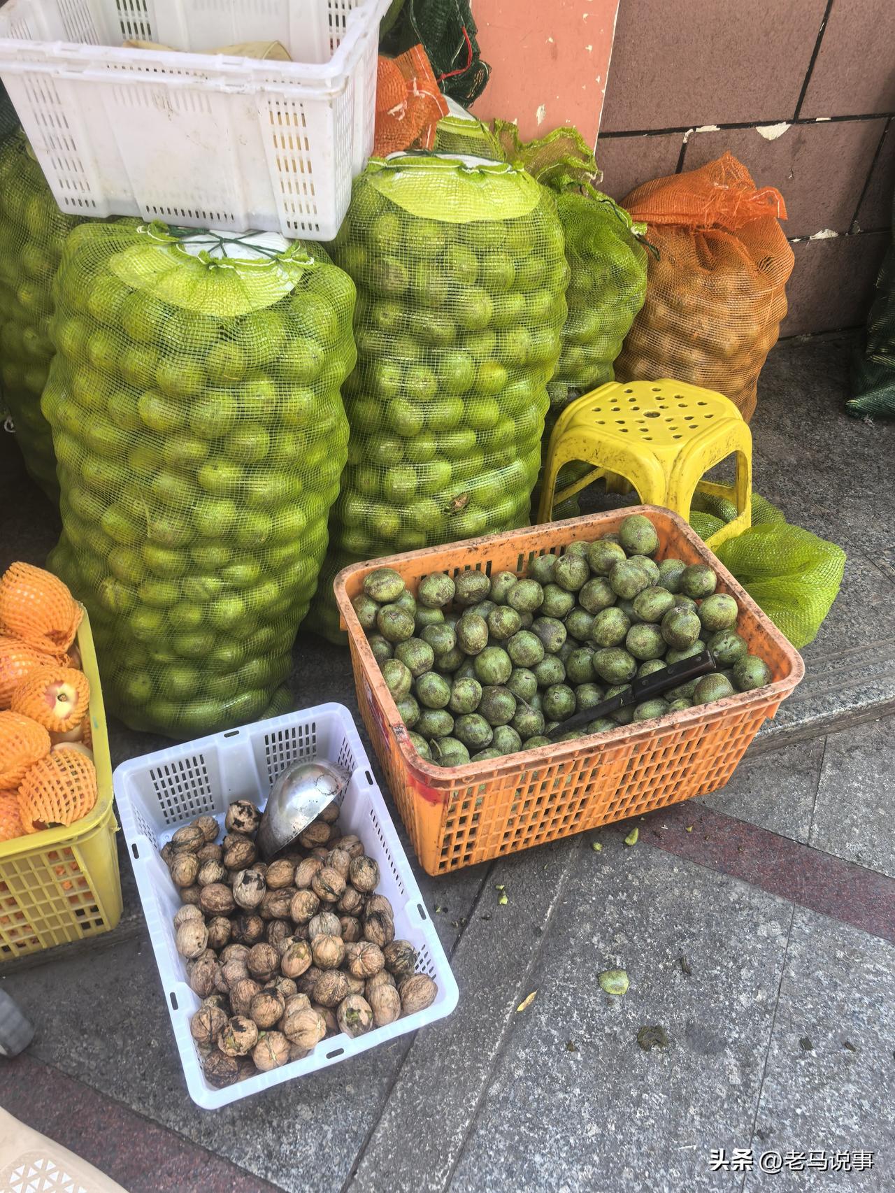 今天在西宁生物园区街头闲逛，发现不少店铺门前都摆出了新上市的核桃。

那一袋袋一