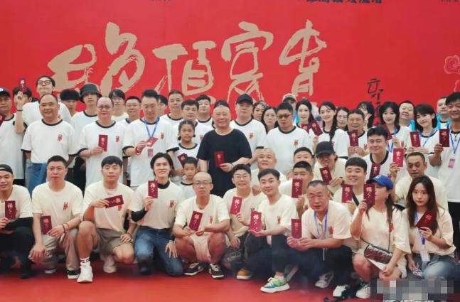 郭德纲拍电视剧有多划算！演员全是德云社的人，既省了请演员的钱，又给徒弟创造了露脸
