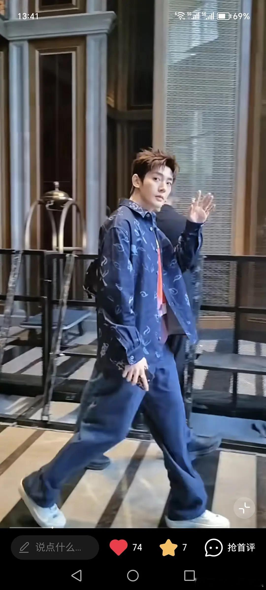 邓为今日状态被夸了，这个状态还能糊吗？邓为像穿了红色肚兜