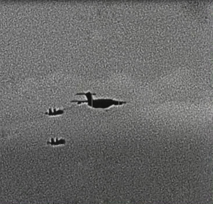 来自台湾省台军"F-16战机"狙击手吊舱远距离拍摄的中国空中加油机编队。

湾湾