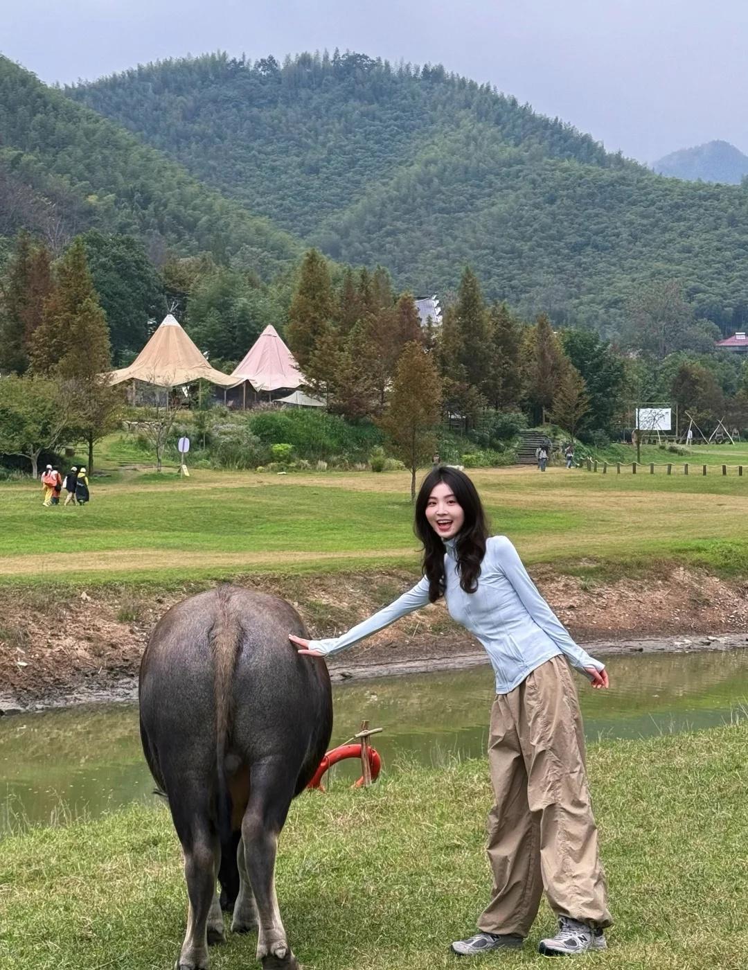 户外就是我的精神保护区🌲
闯进安吉小杭坑的万亩绿草地🌳
终于找回丢失的活人感