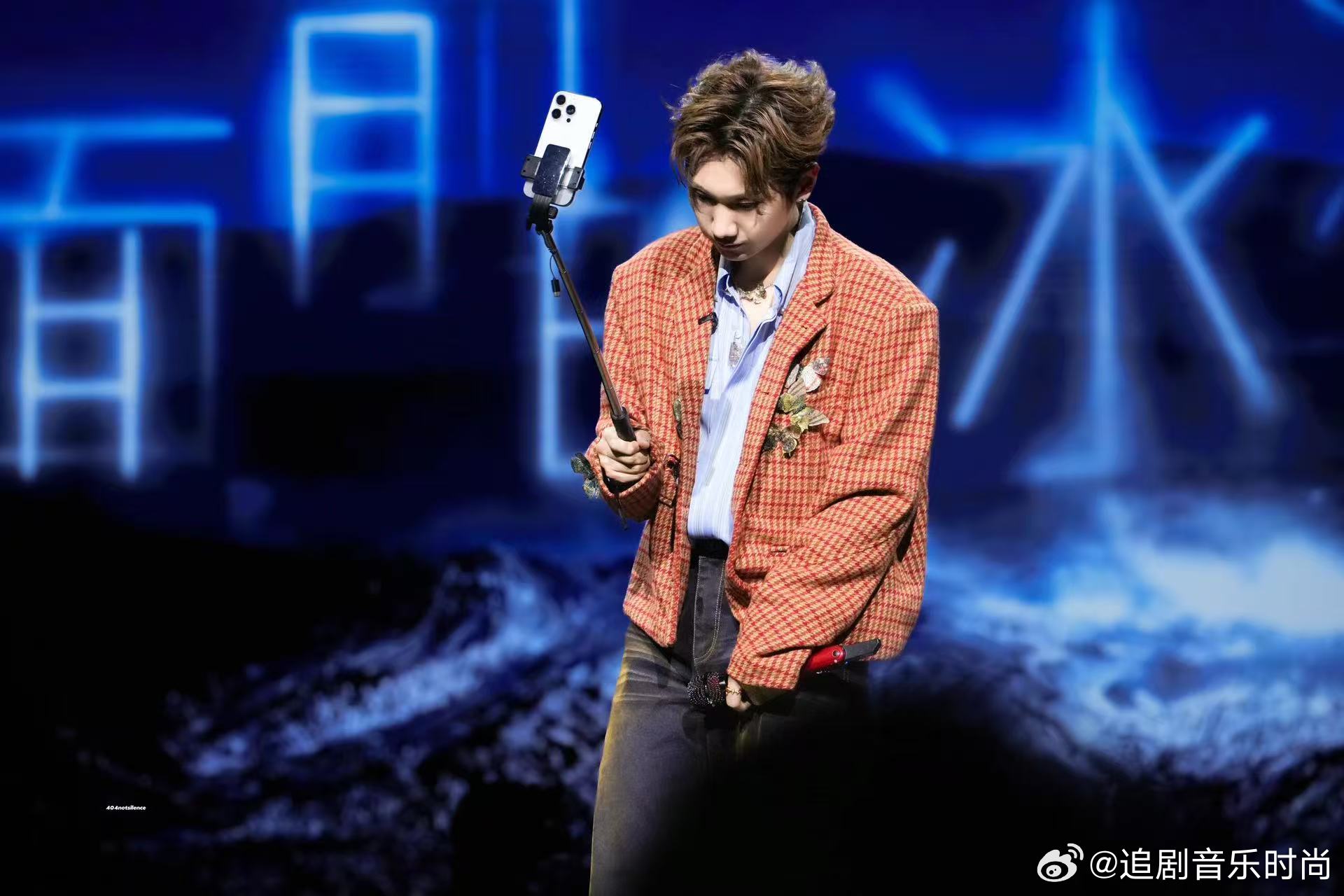 汪苏泷被男粉叫老公的反应 从倒时差的困惑，到被男粉喊老公的震惊，他最后用“好牛啊