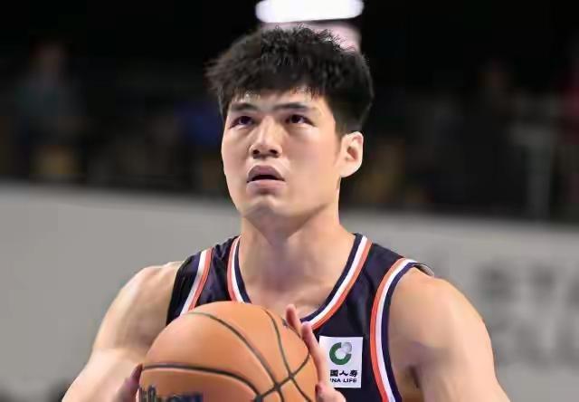 在nba季前赛可以得分上双，在cba北控队不受重用，陈国豪太可惜了。
一、陈国豪