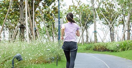 上海一女子晨跑没穿内衣，汗湿后轮廓太明显，被路人拍下传到抖音。女子当天穿浅灰色速