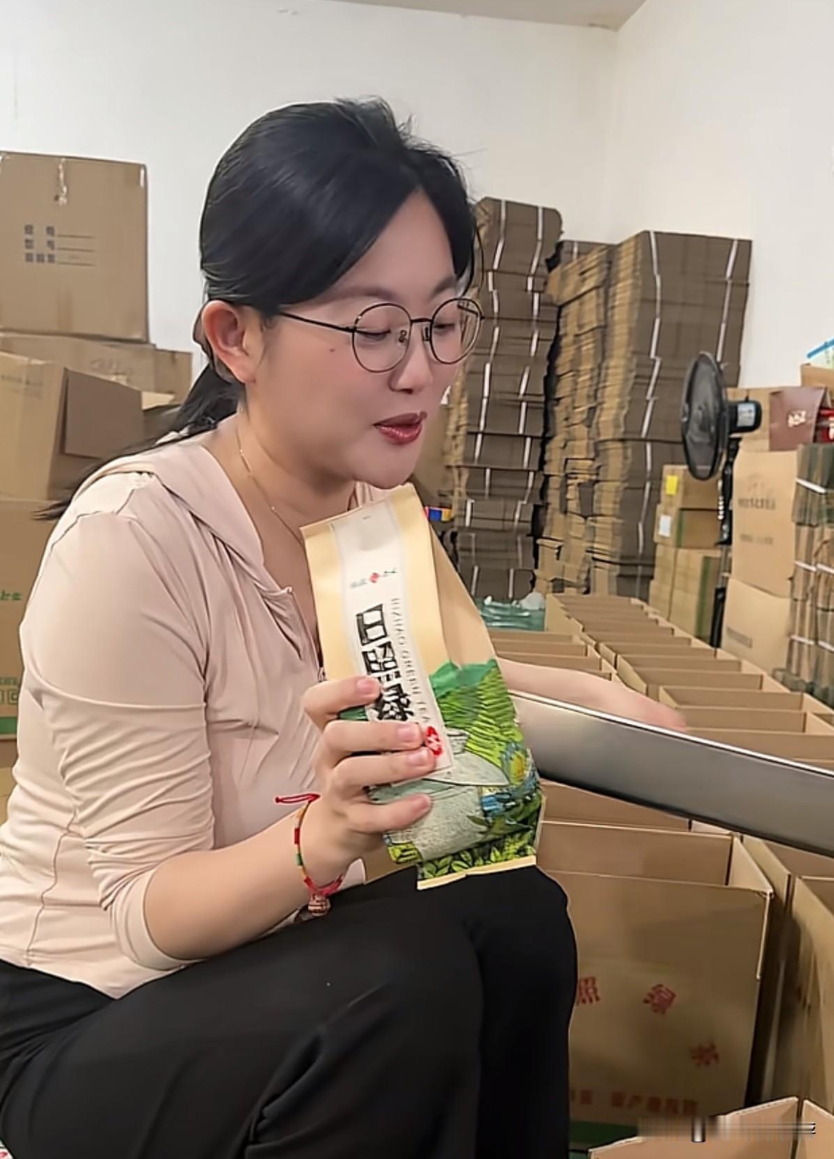 一个人在家做电商，今天请了个美女打包加直播，一天工资600，半天才卖了50单货，
