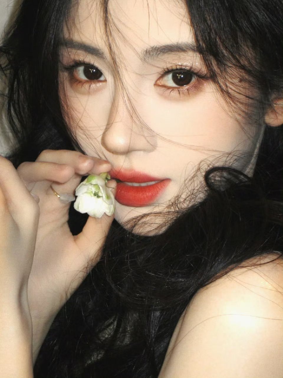 鞠婧祎捧花头像鞠婧祎捧花长裙人比花娇，氛围感拉满!!💐 小鞠完美诠释了什么是人