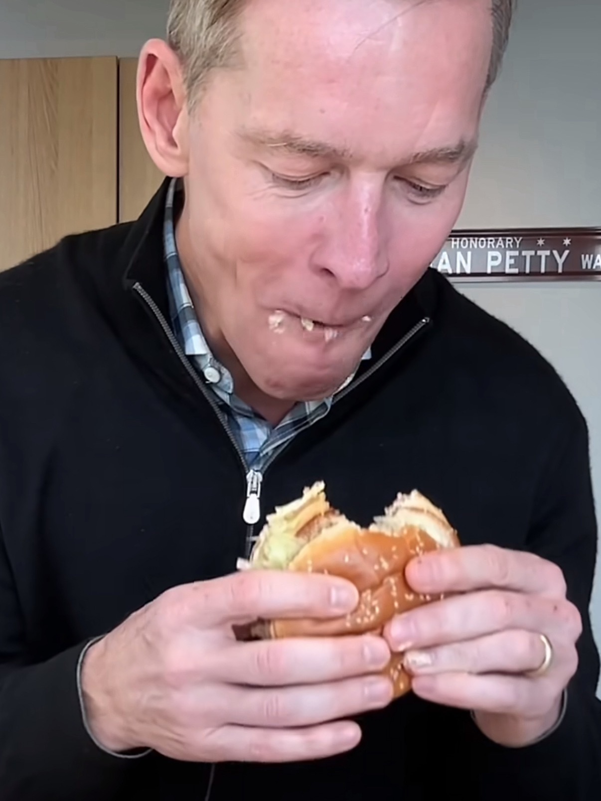 麦当劳CEO再被网友扒出假吃平台规定，吃播不能有吞咽镜头，所以给剪掉了，对，一定