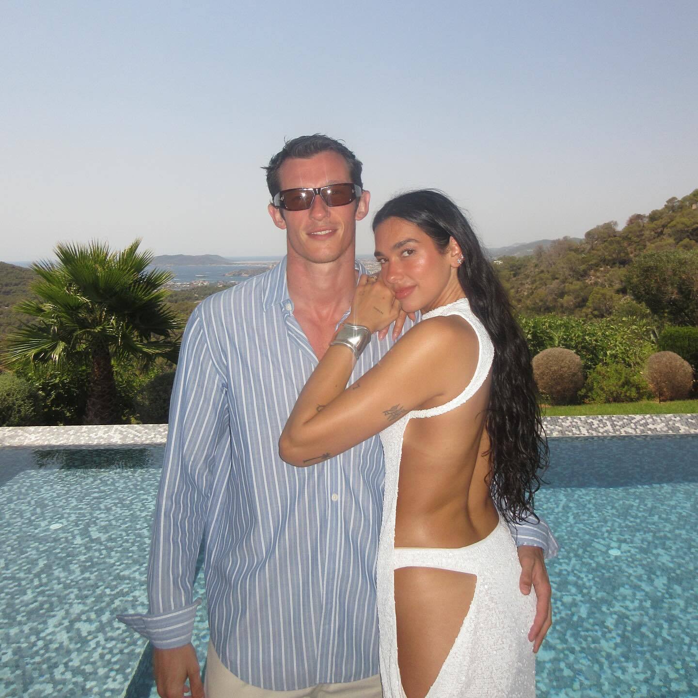 啪姐好辣！啪姐Dua Lipa分享与未婚夫Callum Turner度假美照，庆