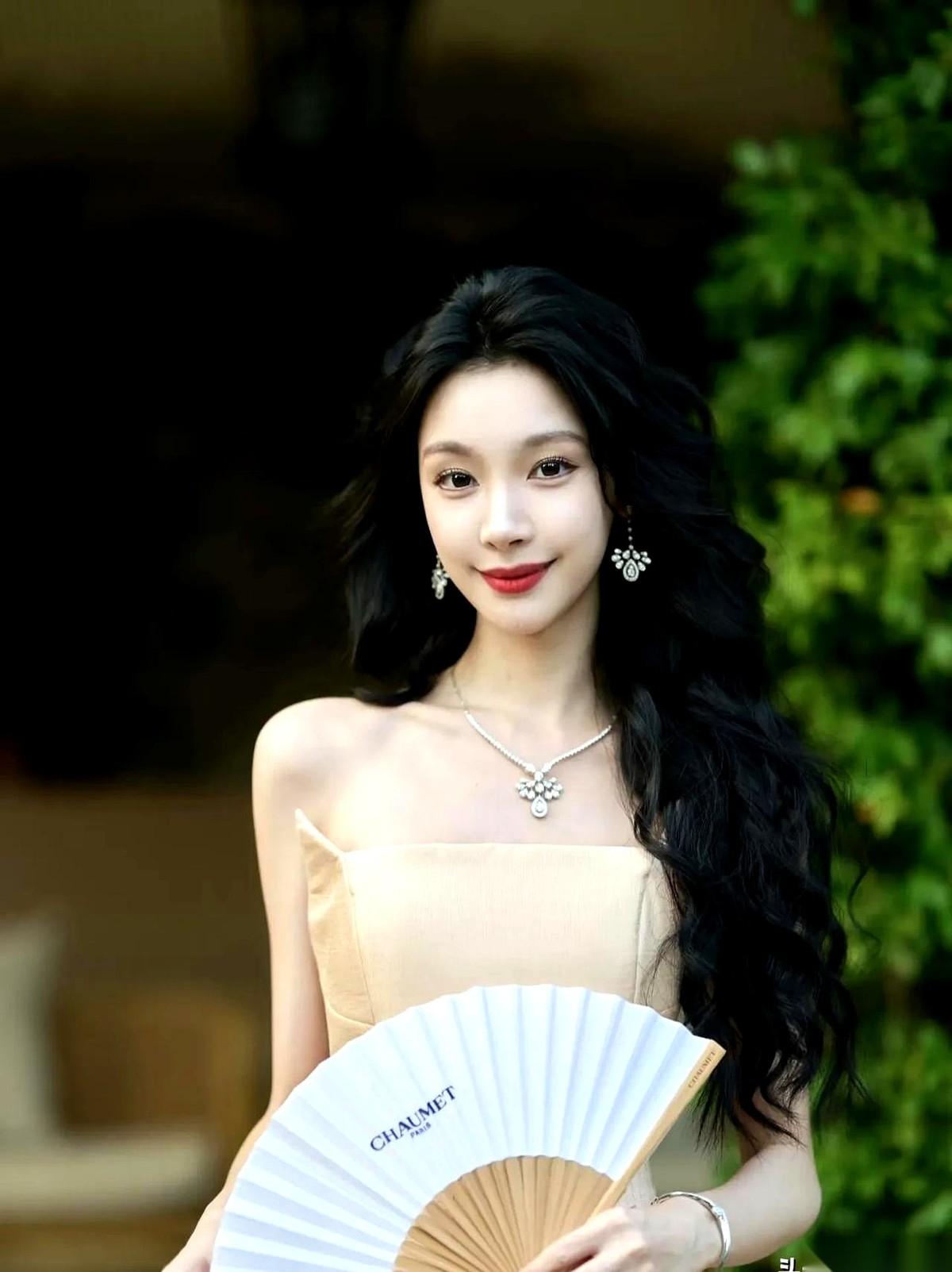 我突然想明白一件事，纠结一个人到底真不真诚，其实特别傻。
就看易梦玲。
你看她直