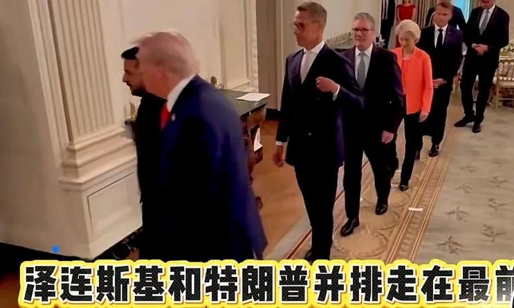 作为欧洲大陆的国家首脑，马克龙这些领导们也要排队入场，而且是笔直的一条线，看来领