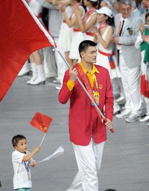 2008年奥运会开幕式上，姚明高举红旗走在人群正前方。突然，张艺谋脸色大变，冲着