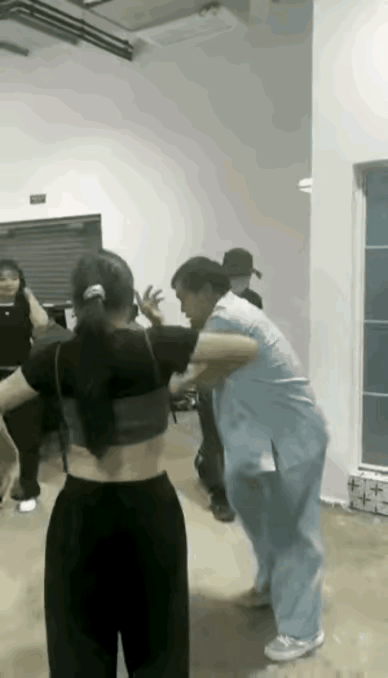 老马到这个年龄了，身手还非常敏捷，能靠这个挣钱，令人佩服，不过跟武功可能不沾边儿