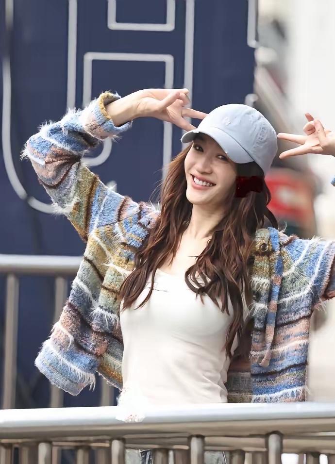 今年50岁的李小冉，状态依然非常好