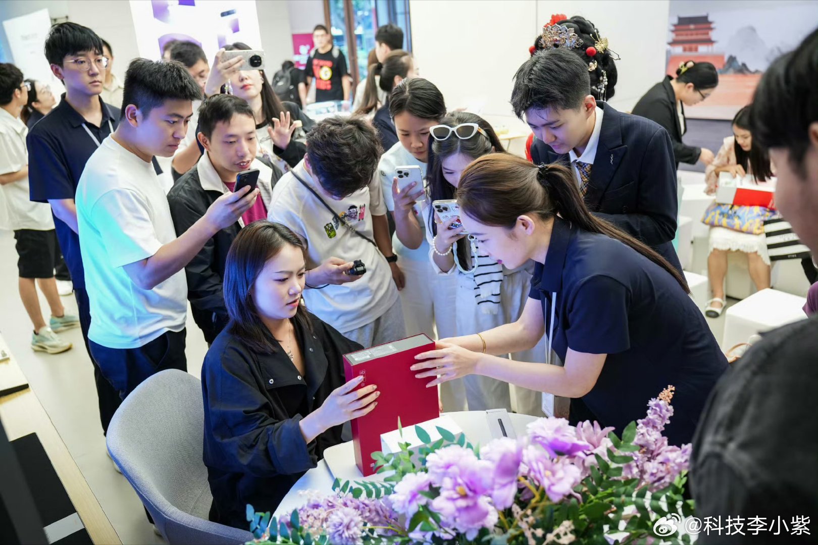 华为新三折叠开售现场人从众怎么大家都不用上班去买三折叠了？？？合着大家都是老板，