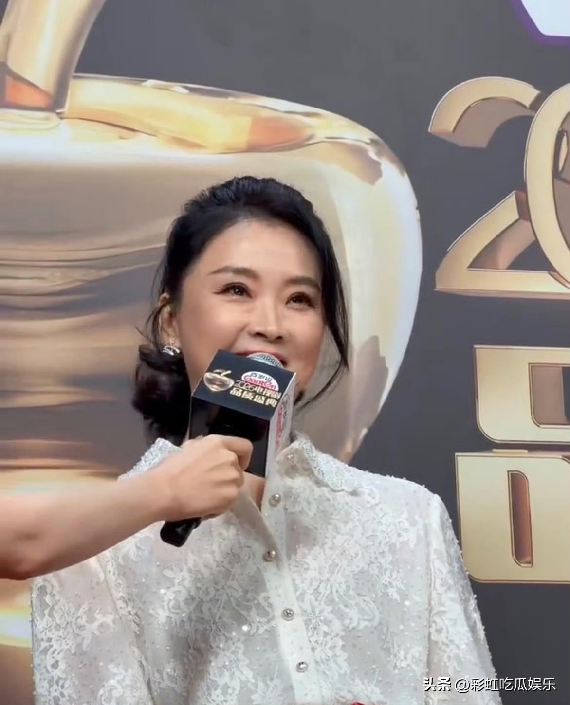 52岁王艳最近生图状态不错，虽然脸上有岁月痕迹，但是依旧温柔甜美。

当年看还珠