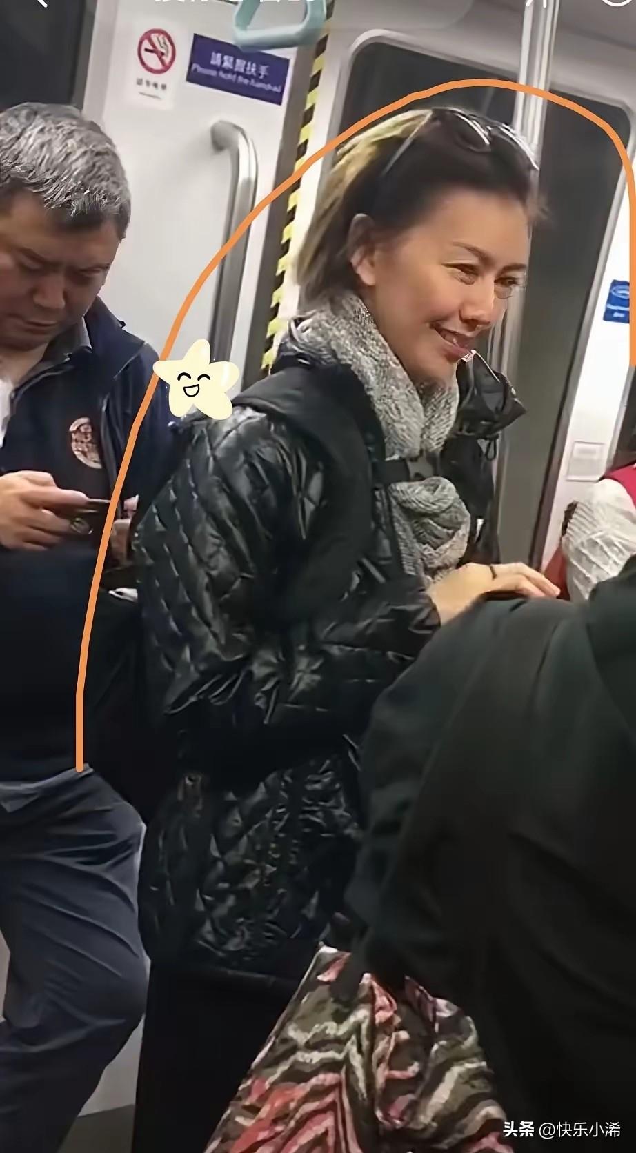 这位知名歌手过着普通人的生活，独自坐地铁，没有保镖助理。但她在公益上默默坚持了1