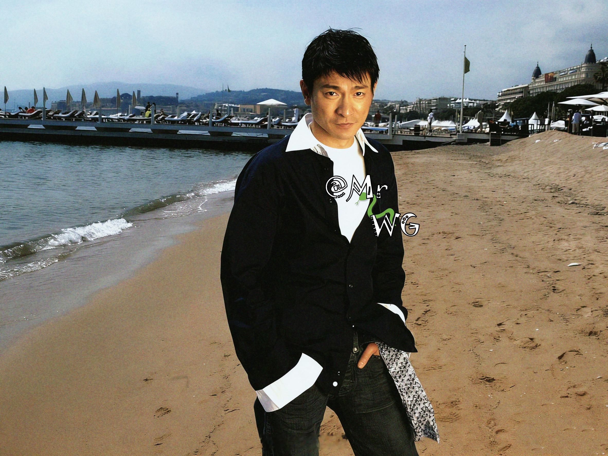 刘德华独家扫描 牛仔裤👖搭丝巾腰链，潮😎——2004年，刘德华刘德华 摄于戛