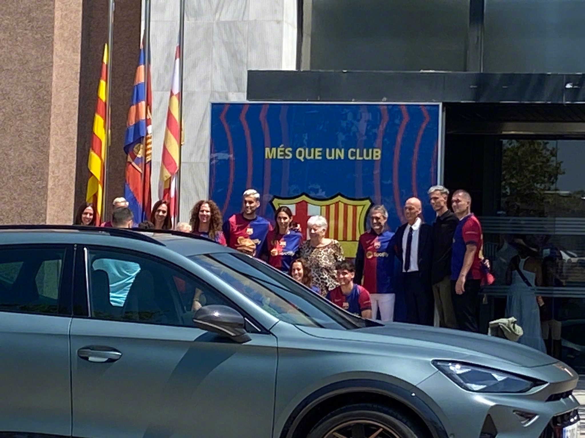 丹尼·奥尔莫 (Dani Olmo) 的家人和朋友已经与他的新球衣合影。#巴萨#