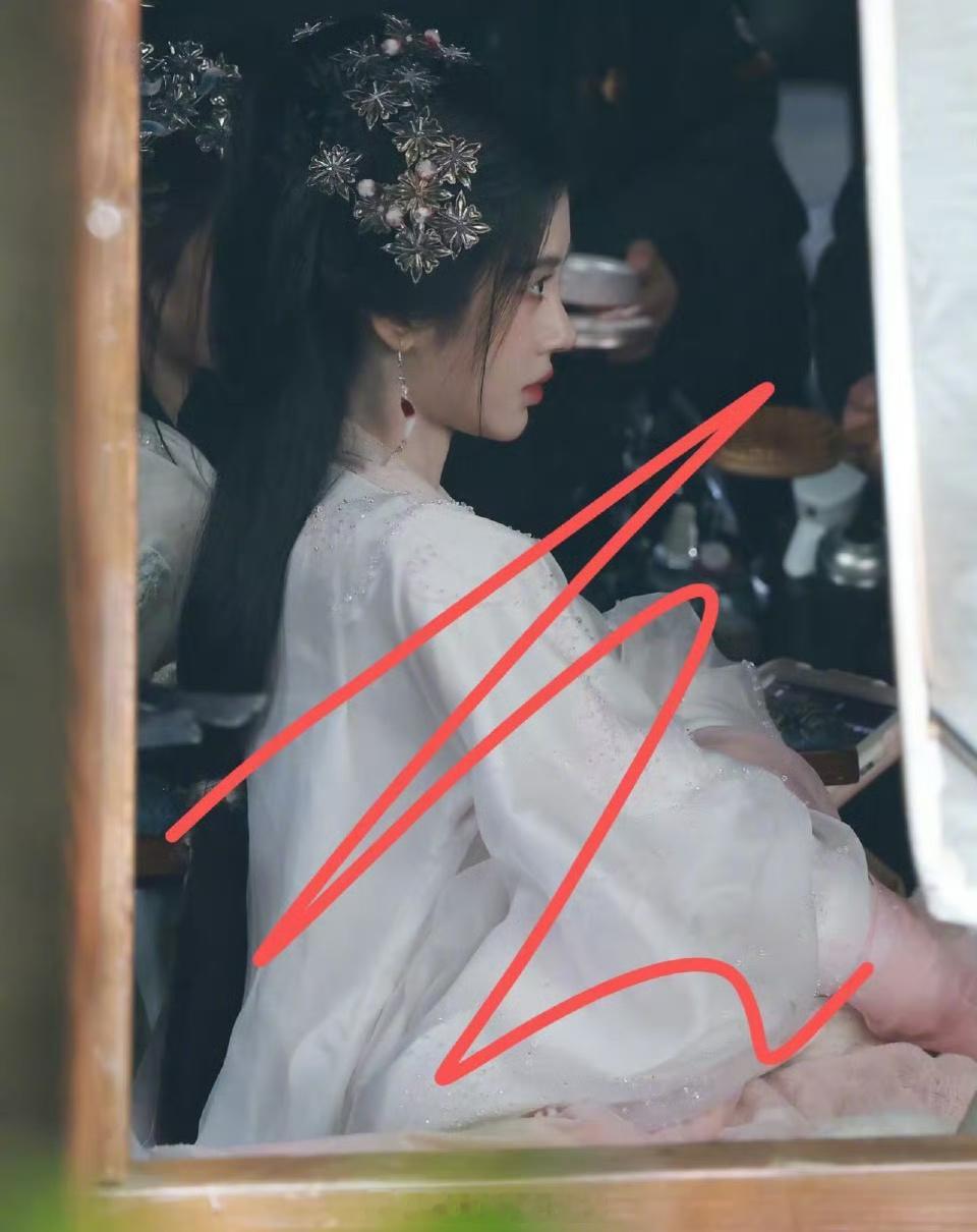 《月鳞绮纪》鞠婧祎、陈都灵最新同框路透，妆造好仙啊[送花花] 