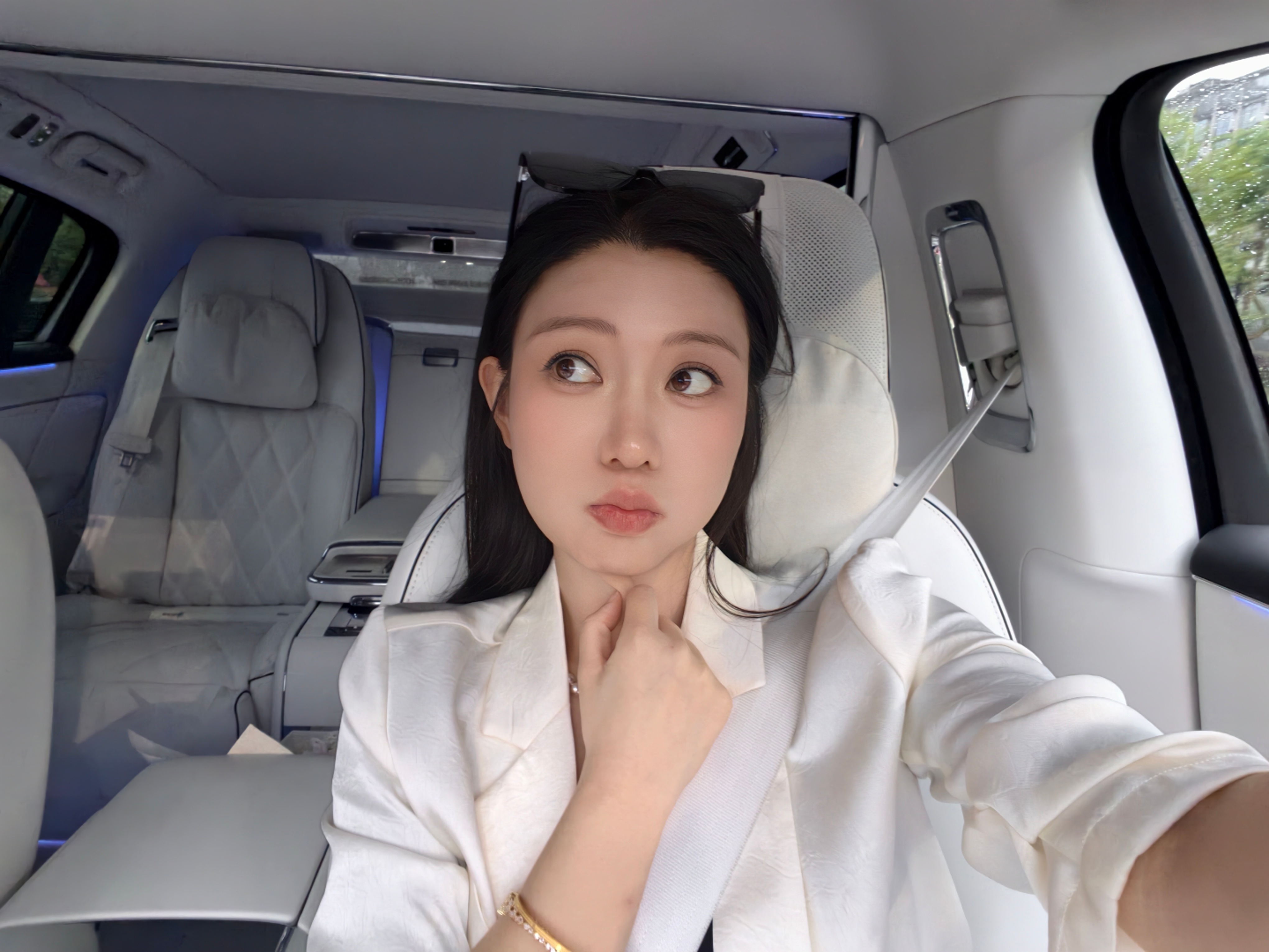 开了俩小时会嗓子都哑了去找小姐妹吃下午茶喽 