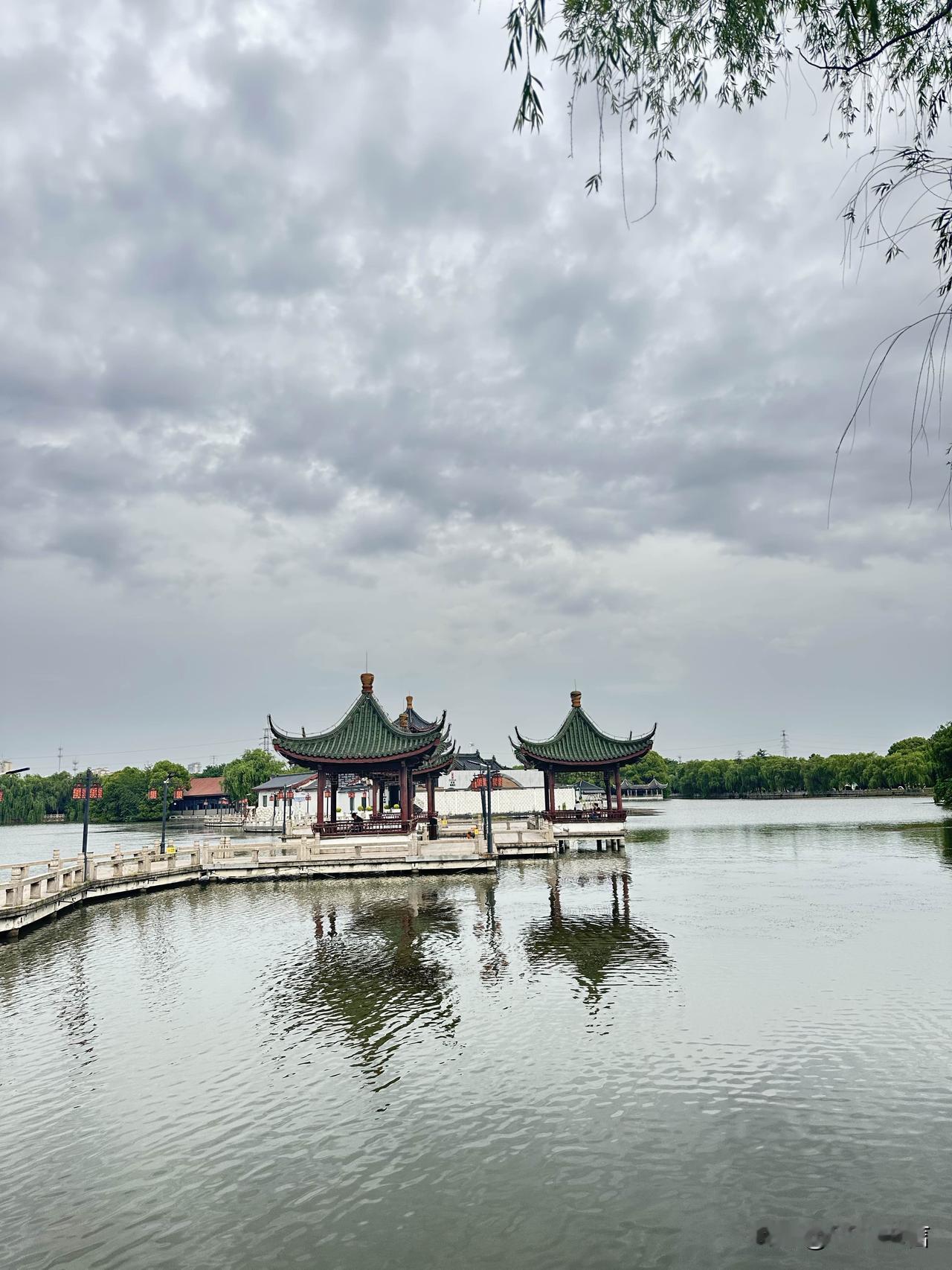 分享随手拍的景色晨雾轻笼湖面，古亭垂柳相伴，独享这份清晨的悠然湖景。