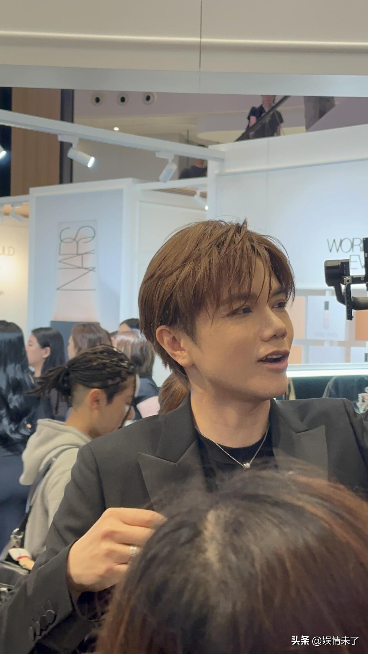 自从用上高科技后，张敬轩早已不是从前的模样。往日那股野性与锐气荡然无存，如今的他