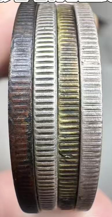 这一期比较简单，四枚银币边齿当中，只有一枚是假币，你能把它找出来吗。
真币边齿圆