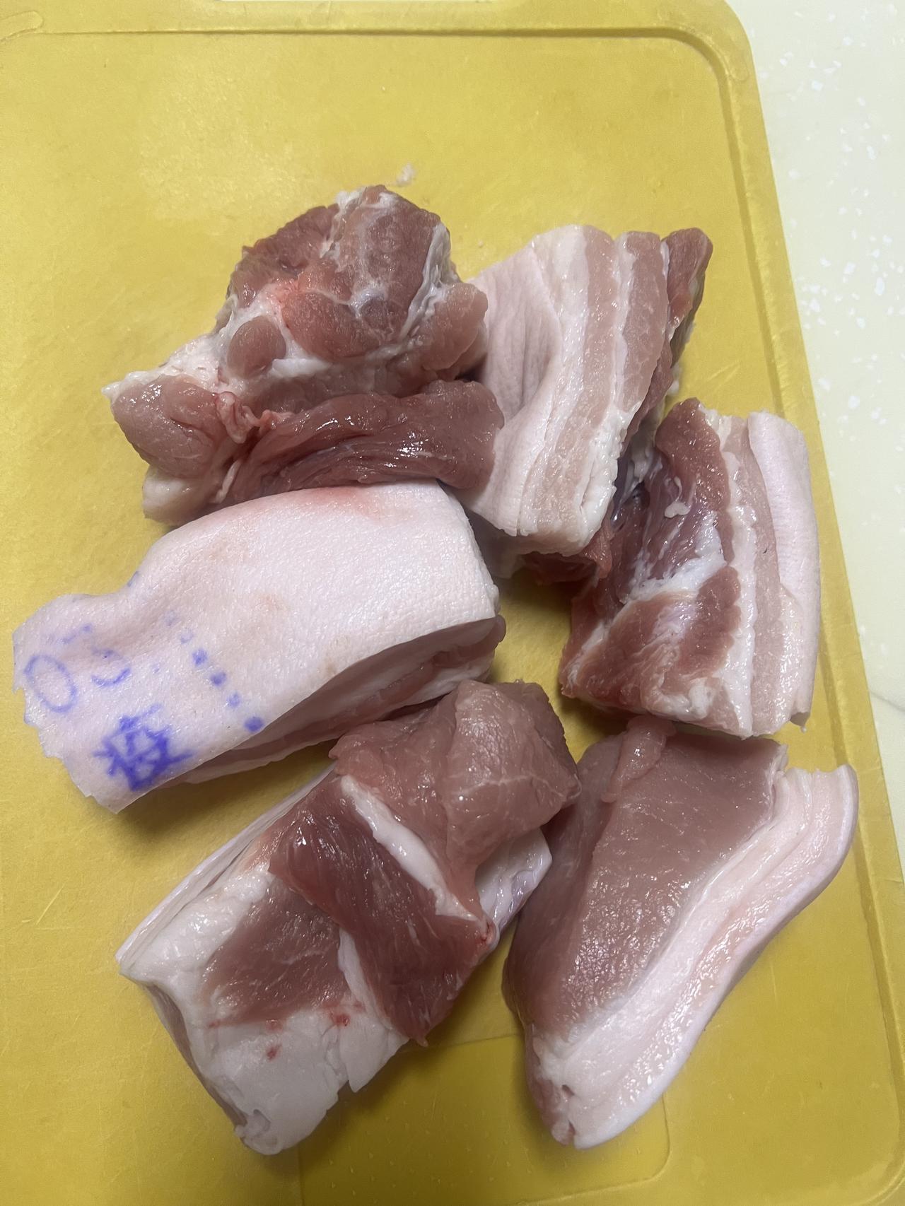 淘宝闪购上买了一公斤的五花肉只花了15.3元，平台给送了14块钱的券，买下来只花