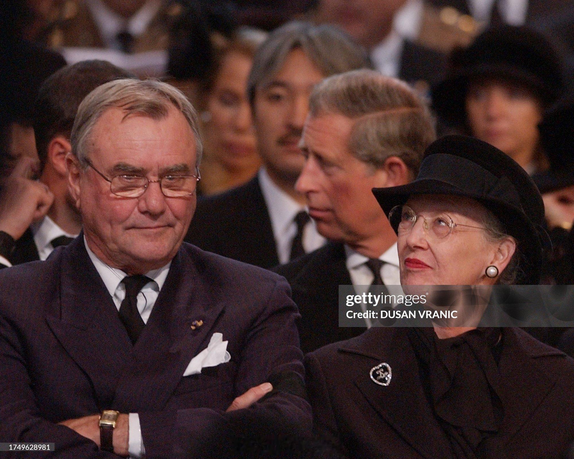 英国王室  2002年10月15日，威尔士亲王查尔斯王储代表伊丽莎白二世女王在荷