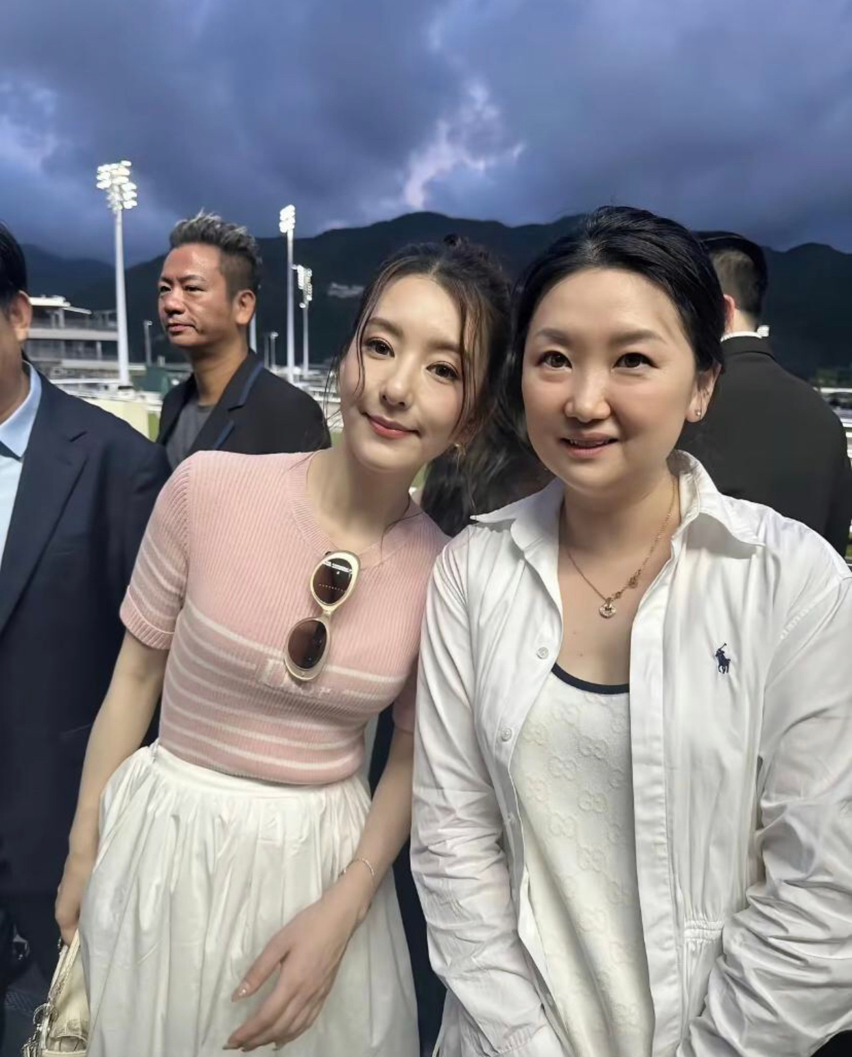 方媛长相很漂亮，唯独鼻子偏大，好在原生脸蛋，气质胜过整容网红脸。 