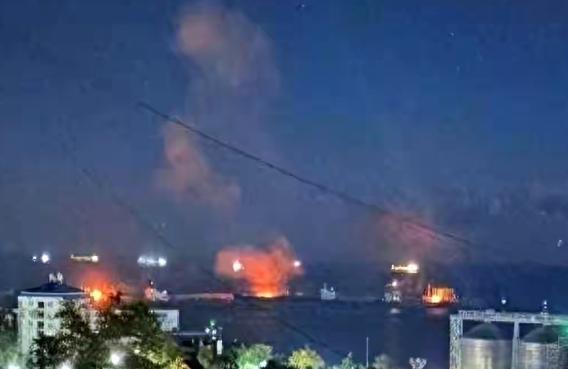 黑海深夜突然炸锅，凌晨3点刚过俄罗斯图阿普谢港就传来震天巨响，乌军的无人机群跟“