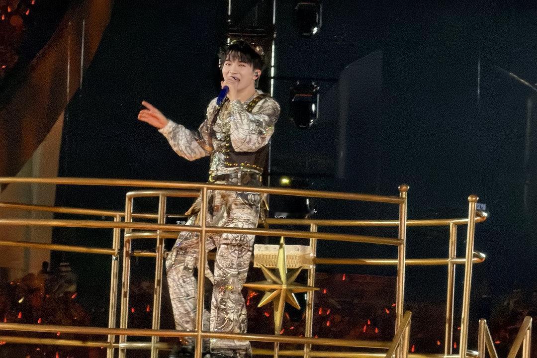 周深  相比于视频记录我更喜欢照片定格的那一瞬间周深广州演唱会