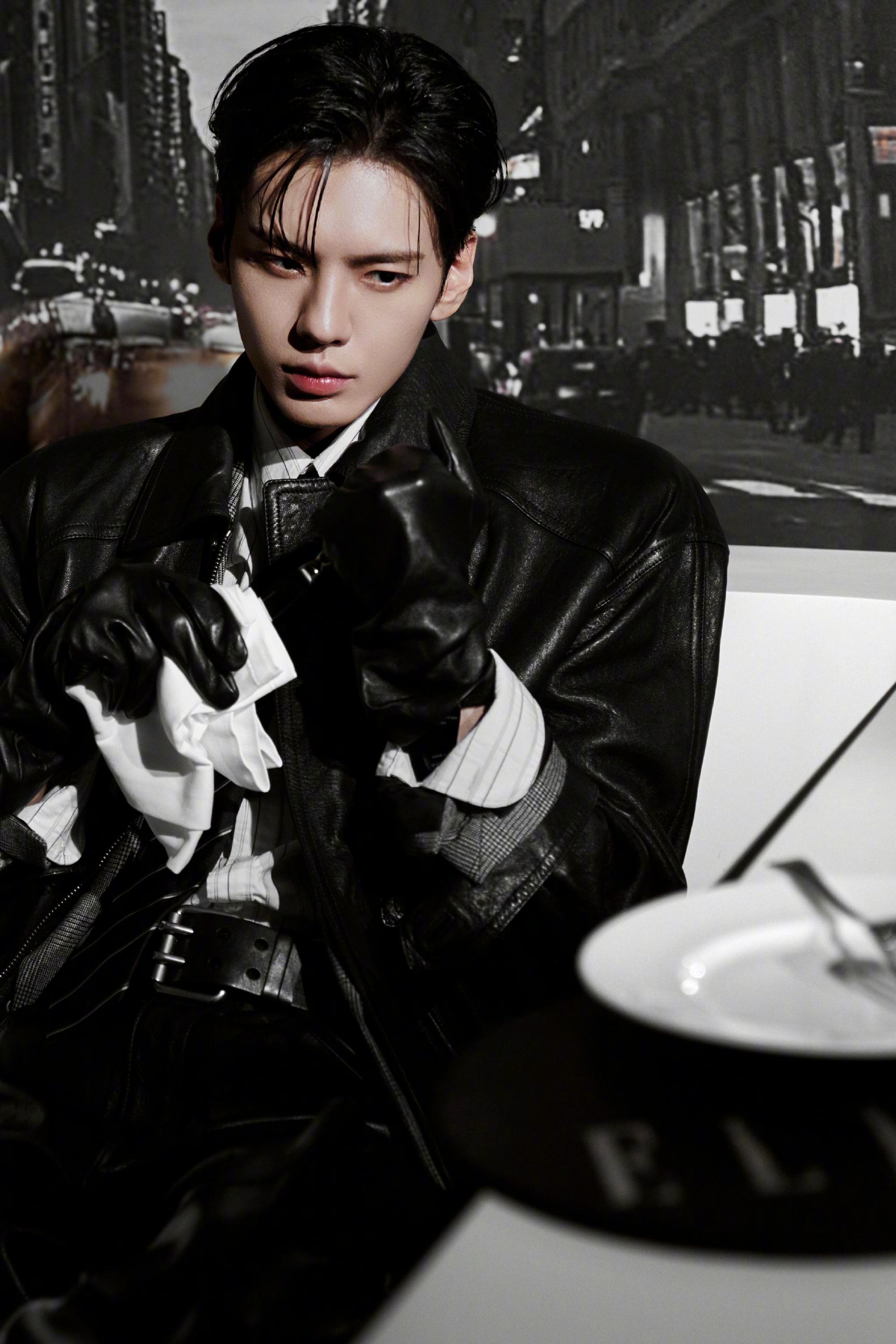 毕雯珺 × ELLE风尚大典造型身穿Saint Laurent 2025秋冬男装