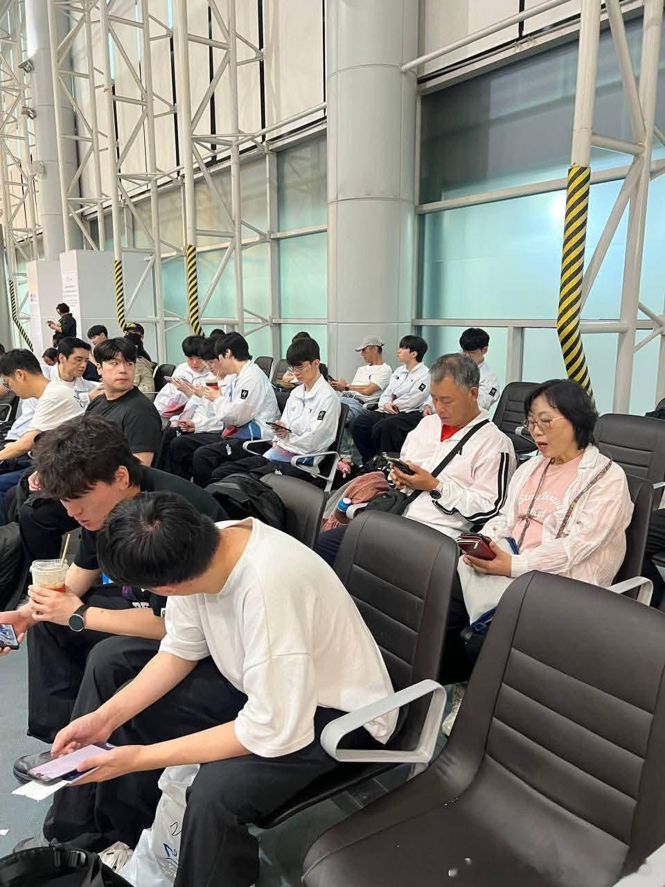 网友机场偶遇亚运LOL韩国代表队选手们聚在一起看手机的Canyon、Zeus和Z
