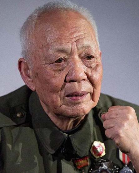 上甘岭，180多个美国大兵发起冲锋，可守阵地的只剩下一个新兵蛋子，惊慌失措后，新