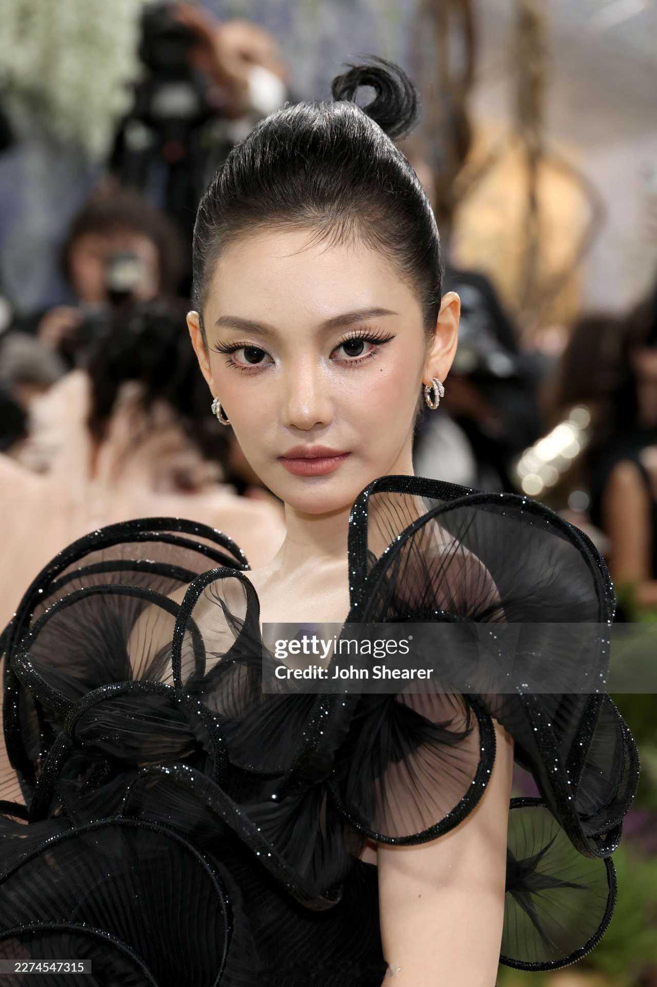 宁艺卓这状态好到离谱！G社镜头怼脸拍都不带怕的，黑纱裙随着步伐摆动，每一秒都美得