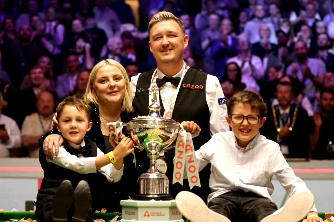 世锦赛第二个输给艾伦后，囧哥结束了本赛季，他是值得尊重的勇士！世锦赛开赛时，妻子