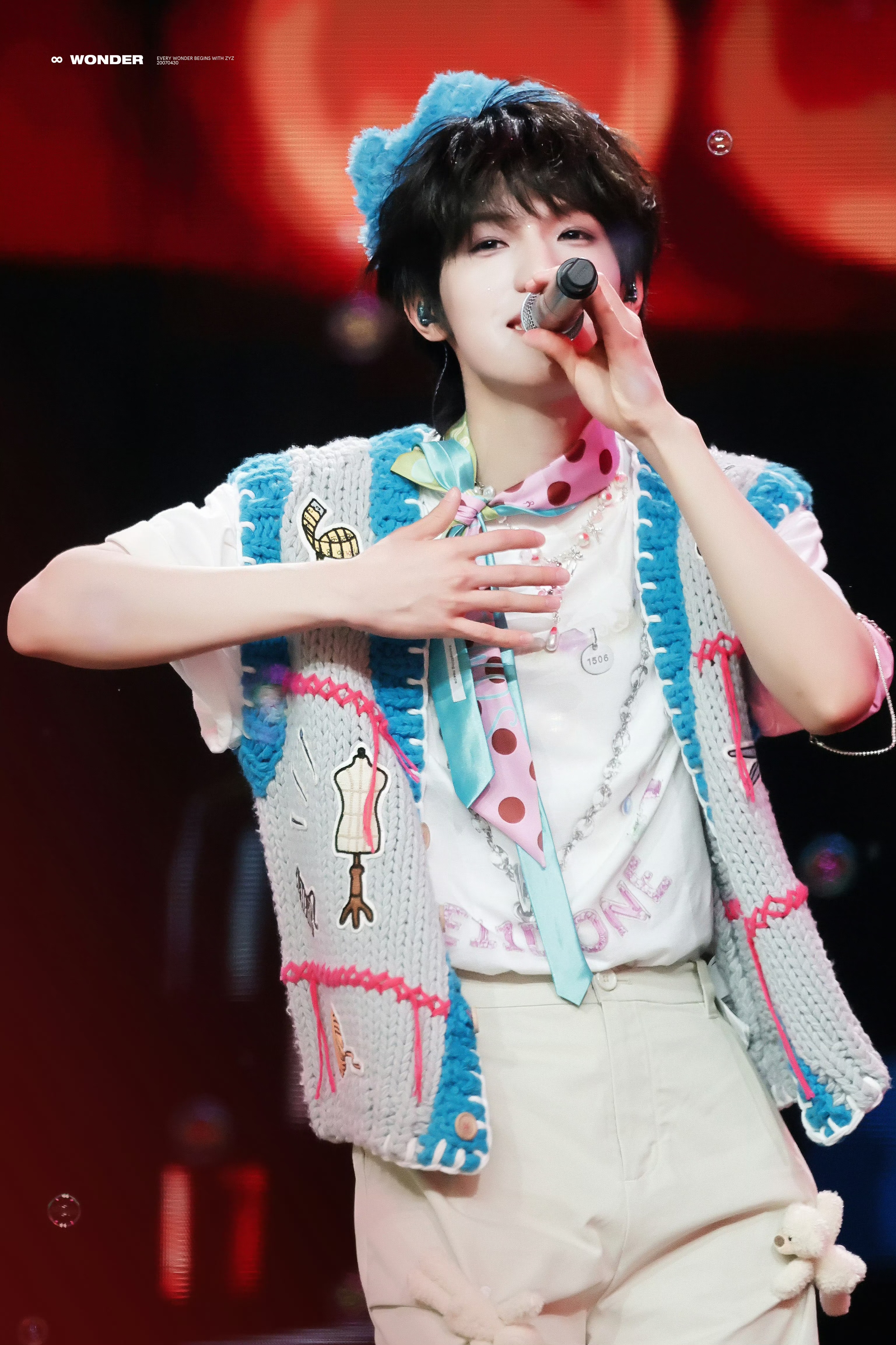 毛绒小王冠太可爱了，期待小宝在舞台上闪闪发光呀～张泽禹毛绒小王冠💚张泽禹别看手