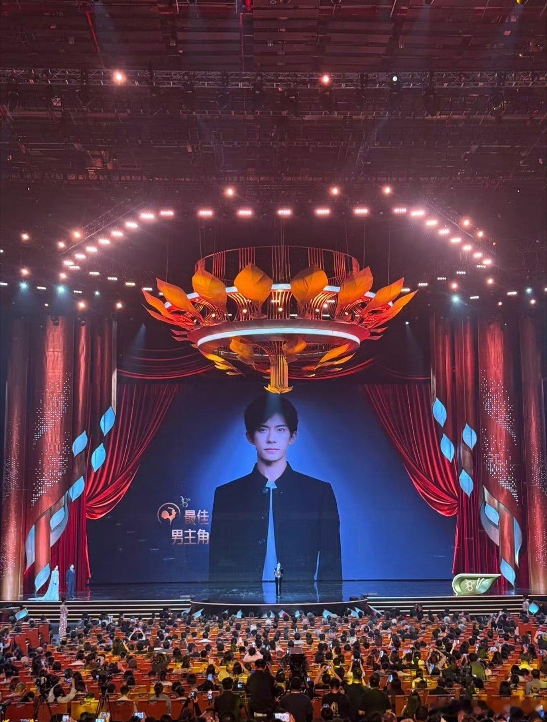 感觉易烊千玺也算的是苦尽甘来 